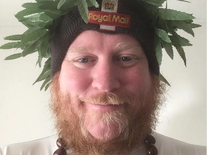 Anh thủ thư mỗi ng&agrave;y cosplay th&agrave;nh một nh&acirc;n vật kh&aacute;c nhau để cổ vũ tinh thần cho người d&acirc;n đang tự c&aacute;ch ly tại nh&agrave; - Ảnh 2.