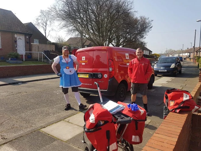 Anh thủ thư mỗi ng&agrave;y cosplay th&agrave;nh một nh&acirc;n vật kh&aacute;c nhau để cổ vũ tinh thần cho người d&acirc;n đang tự c&aacute;ch ly tại nh&agrave; - Ảnh 3.