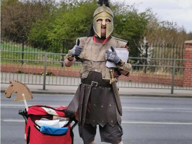 Anh thủ thư mỗi ng&agrave;y cosplay th&agrave;nh một nh&acirc;n vật kh&aacute;c nhau để cổ vũ tinh thần cho người d&acirc;n đang tự c&aacute;ch ly tại nh&agrave; - Ảnh 6.