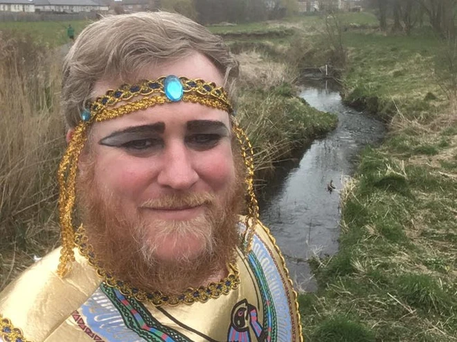 Anh thủ thư mỗi ng&agrave;y cosplay th&agrave;nh một nh&acirc;n vật kh&aacute;c nhau để cổ vũ tinh thần cho người d&acirc;n đang tự c&aacute;ch ly tại nh&agrave; - Ảnh 7.