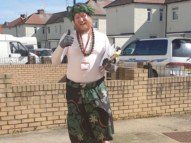 Anh thủ thư mỗi ng&agrave;y cosplay th&agrave;nh một nh&acirc;n vật kh&aacute;c nhau để cổ vũ tinh thần cho người d&acirc;n đang tự c&aacute;ch ly tại nh&agrave; - Ảnh 8.