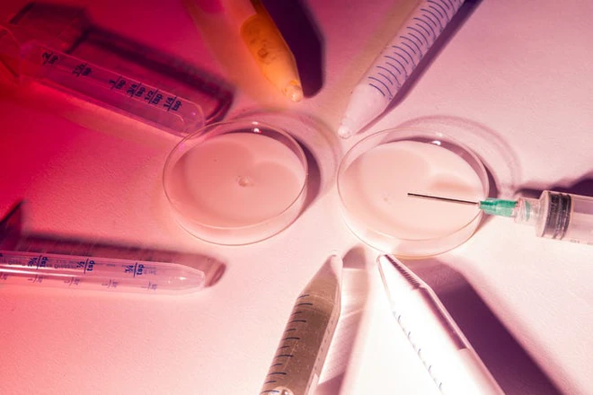 Nhiều người chống vắc-xin đ&atilde; phải thay đổi quan điểm của m&igrave;nh sau đại dịch COVID-19 - Ảnh 3.