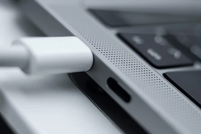 Kh&ocirc;ng phải cứ c&oacute; USB-C l&agrave; ngon: Cắm sạc MacBook sai cổng sẽ l&agrave;m giảm hiệu năng v&agrave; khiến m&aacute;y n&oacute;ng hơn - Ảnh 2.