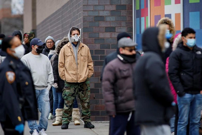 Những h&igrave;nh ảnh đầu ti&ecirc;n khi nước Mỹ bước v&agrave;o hai tuần lễ đau đớn: 96% d&acirc;n số ở nh&agrave;, hơn 236.000 người nhiễm Covid-19 v&agrave; 5.700 người tử vong - Ảnh 7.