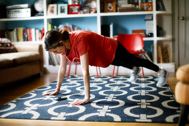 Chết cười với những m&aacute;i đầu tự xử v&igrave; kh&ocirc;ng thể ra ngo&agrave;i trong m&ugrave;a đại dịch, huyền thoại &ldquo;&uacute;p b&aacute;t l&ecirc;n đầu&rdquo; để cắt t&oacute;c l&agrave; c&oacute; thật - Ảnh 1.