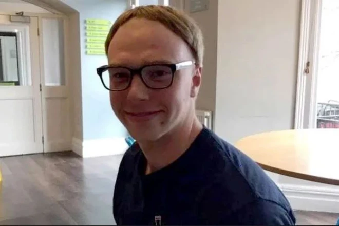 Chết cười với những m&aacute;i đầu tự xử v&igrave; kh&ocirc;ng thể ra ngo&agrave;i trong m&ugrave;a đại dịch, huyền thoại &ldquo;&uacute;p b&aacute;t l&ecirc;n đầu&rdquo; để cắt t&oacute;c l&agrave; c&oacute; thật - Ảnh 13.