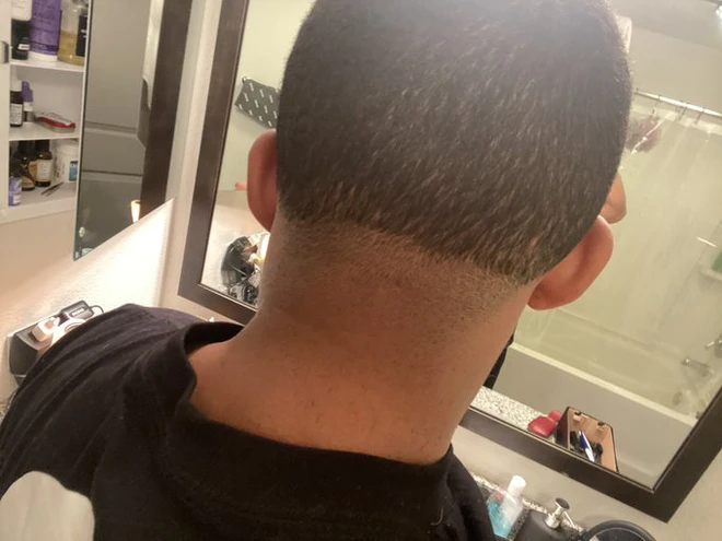 Chết cười với những m&aacute;i đầu tự xử v&igrave; kh&ocirc;ng thể ra ngo&agrave;i trong m&ugrave;a đại dịch, huyền thoại &ldquo;&uacute;p b&aacute;t l&ecirc;n đầu&rdquo; để cắt t&oacute;c l&agrave; c&oacute; thật - Ảnh 4.