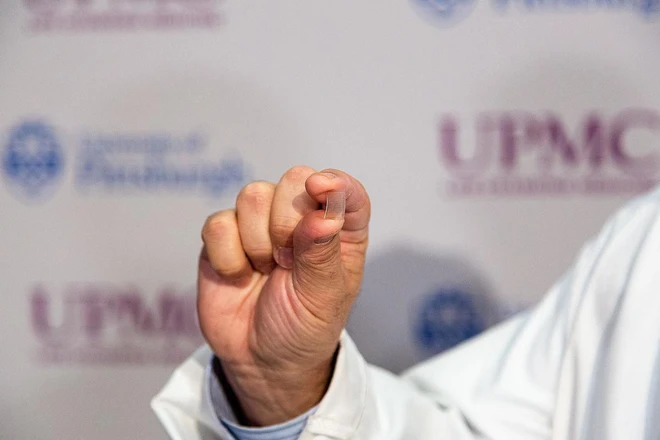 C&aacute;c nh&agrave; khoa học Mỹ ph&aacute;t triển miếng d&aacute;n vắc-xin COVID-19, sử dụng c&ocirc;ng nghệ đơn giản, dễ sản xuất h&agrave;ng loạt - Ảnh 1.