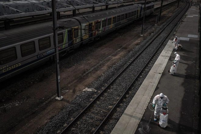 Những h&igrave;nh ảnh trong thời khắc lịch sử: Cả thế giới thực hiện phong tỏa v&agrave; c&aacute;ch ly x&atilde; hội, cố gắng đẩy l&ugrave;i dịch Covid-19 khi c&oacute; hơn 60.000 người tử vong - Ảnh 4.