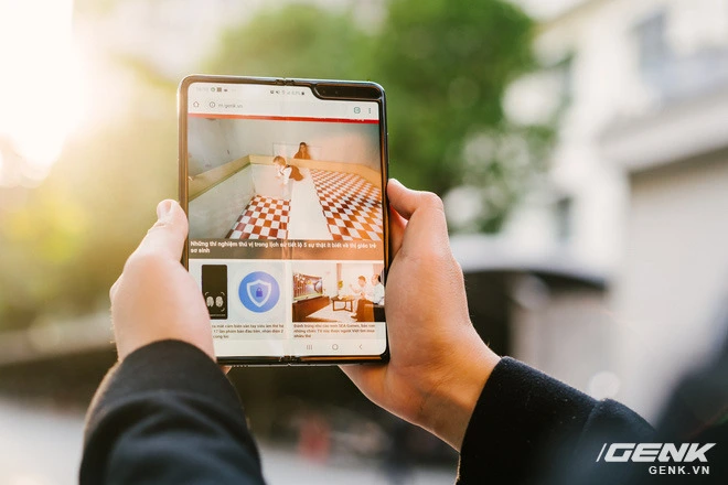 Những tin đồn đầu ti&ecirc;n về Galaxy Fold 2: m&agrave;n lớn hơn, gi&aacute; rẻ hơn, camera ẩn dưới m&agrave;n h&igrave;nh - Ảnh 1.