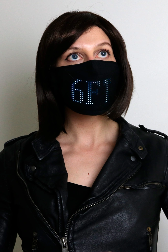 Sắm ngay chiếc khẩu trang t&iacute;ch hợp đ&egrave;n LED động n&agrave;y, người kh&aacute;c sẽ tự động đứng c&aacute;ch xa bạn 2 m&eacute;t - Ảnh 1.