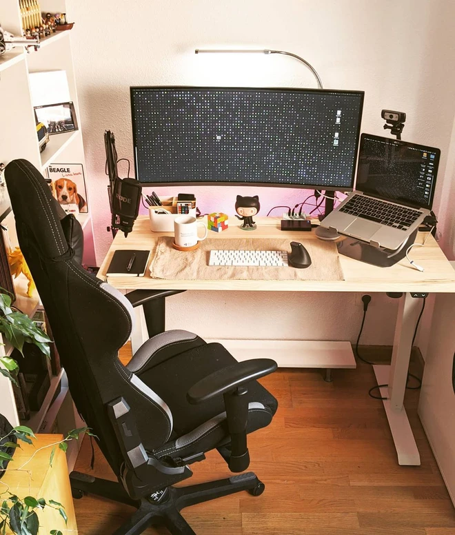 YouTuber tốn 3 năm để thiết kế g&oacute;c l&agrave;m việc cực xịn s&ograve; tại nh&agrave;, chỉ ri&ecirc;ng tiền phụ kiện cũng đ&atilde; ngốn 1.600 USD - Ảnh 1.