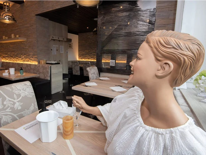 7749 phương ph&aacute;p gi&atilde;n c&aacute;ch x&atilde; hội cực độc đ&aacute;o của c&aacute;c nh&agrave; h&agrave;ng tr&ecirc;n thế giới khiến ai cũng phải mỉm cười - Ảnh 10.