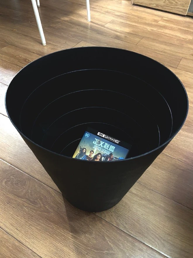 Ăn mừng Justice League của Zack Snyder sắp ra mắt, fan h&acirc;m mộ thi nhau ph&aacute; tan t&agrave;nh DVD bản c&ocirc;ng chiếu năm 2017 - Ảnh 2.