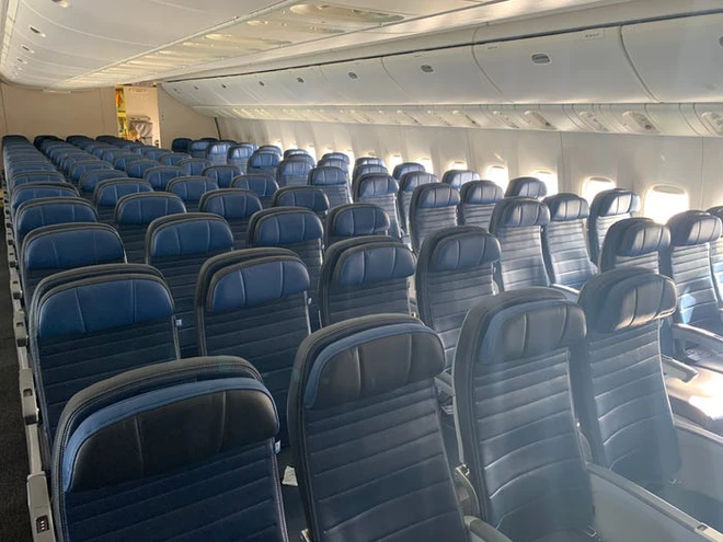 Giải ph&aacute;p mới cho c&aacute;c h&atilde;ng h&agrave;ng kh&ocirc;ng m&ugrave;a Covid-19: Xếp ghế ngồi theo kiểu giở đầu đu&ocirc;i để hạn chế h&agrave;nh kh&aacute;ch tiếp x&uacute;c gần - Ảnh 1.