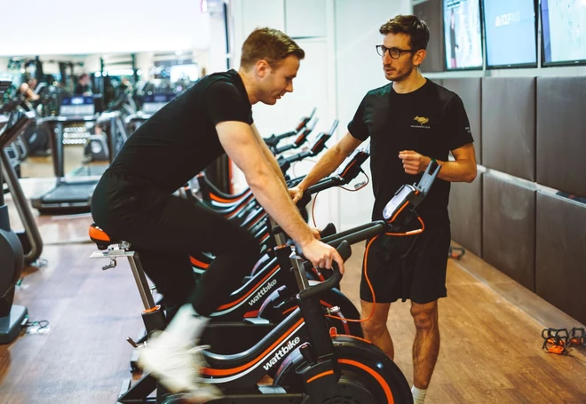 Đ&acirc;y l&agrave; b&agrave;i tập thể dục 4 gi&acirc;y d&agrave;nh cho những người ngồi nhiều m&agrave; lười vận động - Ảnh 1.