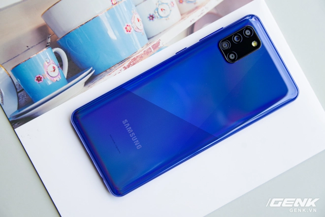 Tr&ecirc;n tay Galaxy A31: ngoại h&igrave;nh chuẩn mực d&ograve;ng A, 4 camera 48MP, pin 5000mAh - Ảnh 2.