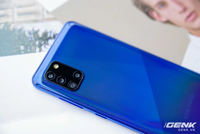Tr&ecirc;n tay Galaxy A31: ngoại h&igrave;nh chuẩn mực d&ograve;ng A, 4 camera 48MP, pin 5000mAh - Ảnh 6.