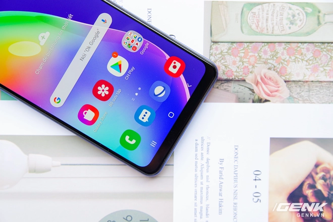 Tr&ecirc;n tay Galaxy A31: ngoại h&igrave;nh chuẩn mực d&ograve;ng A, 4 camera 48MP, pin 5000mAh - Ảnh 5.