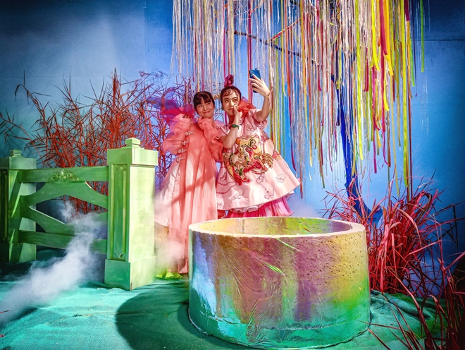 Kh&aacute;m ph&aacute; thước h&igrave;nh hậu trường của MV Kẻ cắp gặp b&agrave; gi&agrave; qua ống k&iacute;nh Vsmart Active 3 - Ảnh 6.