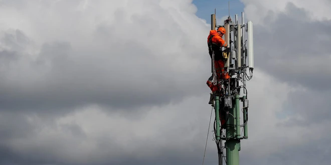 D&acirc;n Anh nhổ nước bọt v&agrave;o mặt kỹ sư mạng, ph&aacute; hoại 77 cột ph&aacute;t s&oacute;ng viễn th&ocirc;ng v&igrave; tin v&agrave;o thuyết &acirc;m mưu 5G g&acirc;y ra COVID-19 - Ảnh 2.