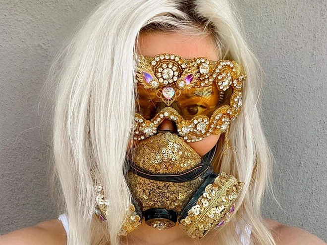 [Ch&ugrave;m ảnh] C&aacute;c designer nổi tiếng thế giới trang tr&iacute; khẩu trang ph&ograve;ng dịch như thế n&agrave;o? - Ảnh 1.