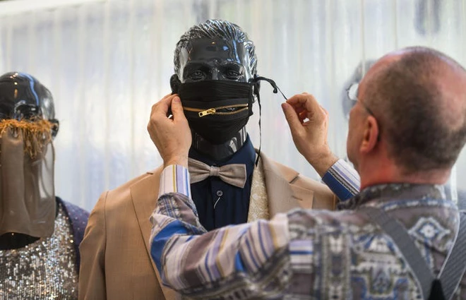 [Ch&ugrave;m ảnh] C&aacute;c designer nổi tiếng thế giới trang tr&iacute; khẩu trang ph&ograve;ng dịch như thế n&agrave;o? - Ảnh 12.