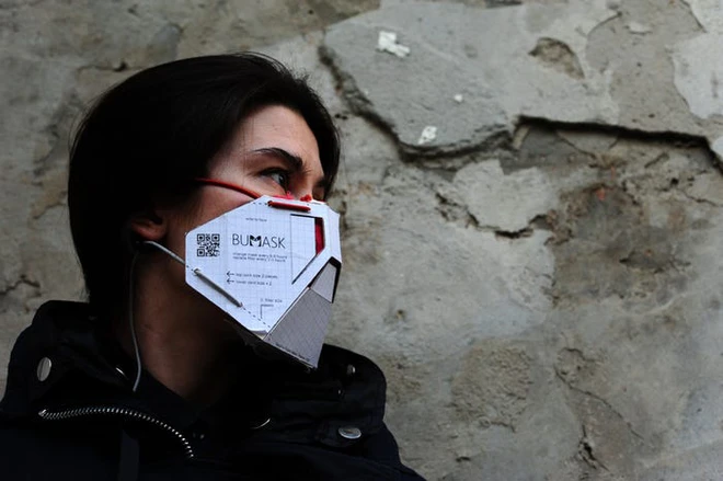 [Ch&ugrave;m ảnh] C&aacute;c designer nổi tiếng thế giới trang tr&iacute; khẩu trang ph&ograve;ng dịch như thế n&agrave;o? - Ảnh 17.