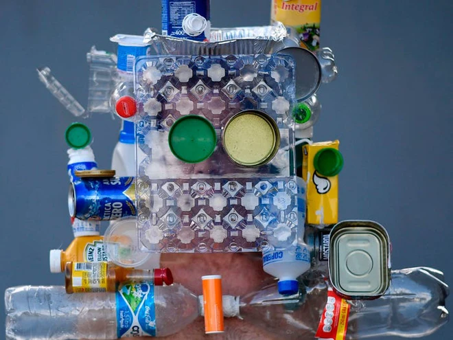 [Ch&ugrave;m ảnh] C&aacute;c designer nổi tiếng thế giới trang tr&iacute; khẩu trang ph&ograve;ng dịch như thế n&agrave;o? - Ảnh 8.