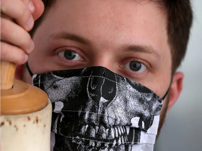 [Ch&ugrave;m ảnh] C&aacute;c designer nổi tiếng thế giới trang tr&iacute; khẩu trang ph&ograve;ng dịch như thế n&agrave;o? - Ảnh 9.