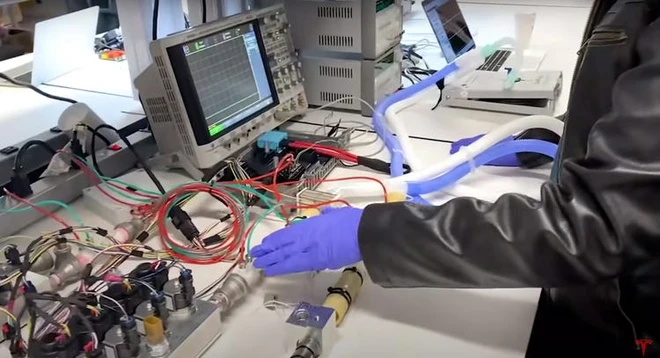 Nếu CEO Tim Cook l&agrave; bậc thầy kinh doanh, th&igrave;  CEO Elon Musk l&agrave; bậc thầy về quảng c&aacute;o, mặc d&ugrave; chưa từng chi d&ugrave; chỉ 1 xu cho quảng c&aacute;o  - Ảnh 5.