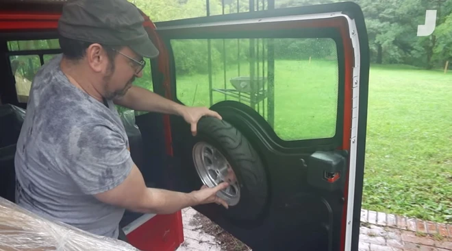 Đập hộp mẫu &ocirc; t&ocirc; điện rẻ nhất thế giới, gi&aacute; chưa đến 1000 USD: Nh&igrave;n như xe đồ chơi nhưng h&oacute;a ra cũng lợi hại phết - Ảnh 3.