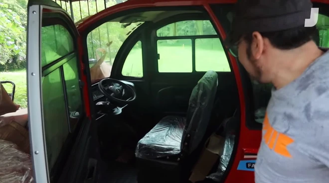 Đập hộp mẫu &ocirc; t&ocirc; điện rẻ nhất thế giới, gi&aacute; chưa đến 1000 USD: Nh&igrave;n như xe đồ chơi nhưng h&oacute;a ra cũng lợi hại phết - Ảnh 4.