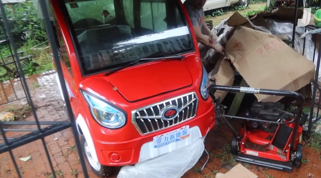 Đập hộp mẫu &ocirc; t&ocirc; điện rẻ nhất thế giới, gi&aacute; chưa đến 1000 USD: Nh&igrave;n như xe đồ chơi nhưng h&oacute;a ra cũng lợi hại phết - Ảnh 5.