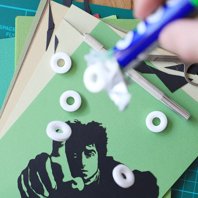 Chỉ cần cắt gh&eacute;p v&agrave;i mảnh giấy đơn giản, anh nghệ sĩ h&ocirc; biến ra h&agrave;ng loạt nh&acirc;n vật trong c&aacute;c bom tấn thế giới theo c&aacute;ch cực s&aacute;ng tạo - Ảnh 6.