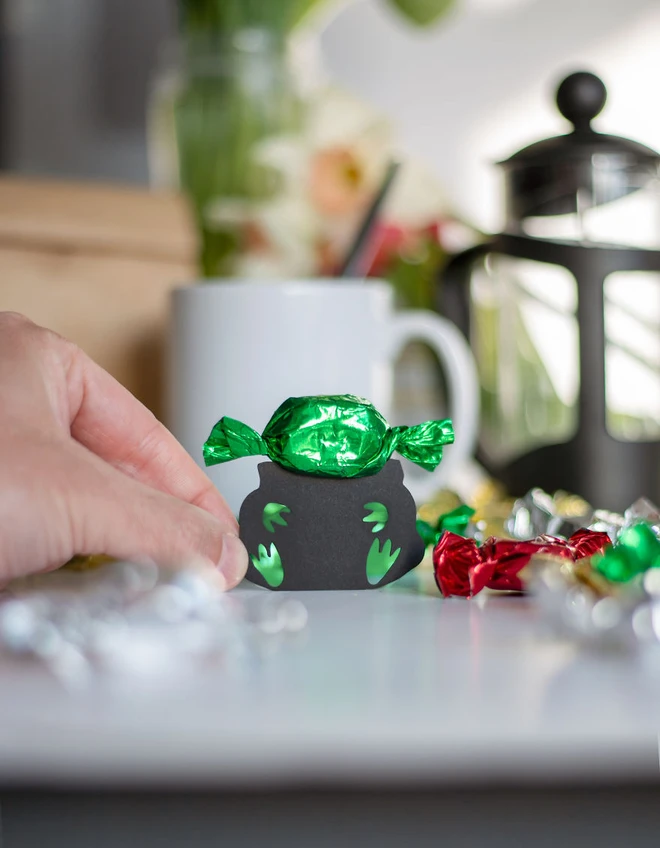 Chỉ cần cắt gh&eacute;p v&agrave;i mảnh giấy đơn giản, anh nghệ sĩ h&ocirc; biến ra h&agrave;ng loạt nh&acirc;n vật trong c&aacute;c bom tấn thế giới theo c&aacute;ch cực s&aacute;ng tạo - Ảnh 7.