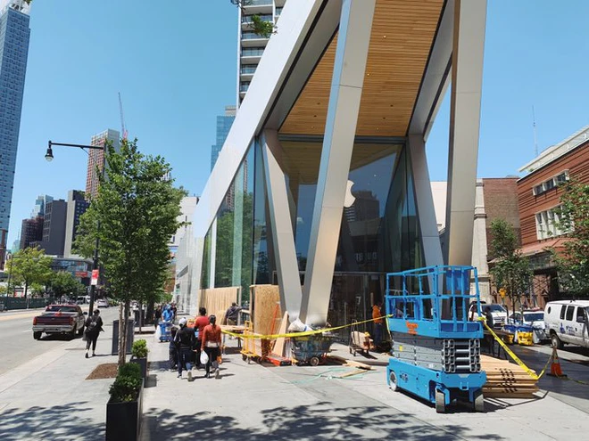 Apple Store tr&ecirc;n khắp nước Mỹ thay đổi diện mạo k&iacute;n m&iacute;t v&igrave; sợ bị người biểu t&igrave;nh tấn c&ocirc;ng  - Ảnh 3.