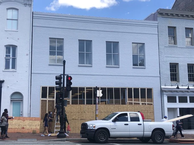 Apple Store tr&ecirc;n khắp nước Mỹ thay đổi diện mạo k&iacute;n m&iacute;t v&igrave; sợ bị người biểu t&igrave;nh tấn c&ocirc;ng  - Ảnh 5.