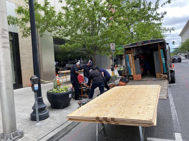 Apple Store tr&ecirc;n khắp nước Mỹ thay đổi diện mạo k&iacute;n m&iacute;t v&igrave; sợ bị người biểu t&igrave;nh tấn c&ocirc;ng  - Ảnh 8.