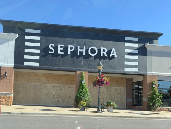 Apple Store tr&ecirc;n khắp nước Mỹ thay đổi diện mạo k&iacute;n m&iacute;t v&igrave; sợ bị người biểu t&igrave;nh tấn c&ocirc;ng  - Ảnh 6.