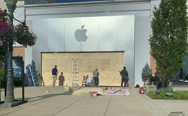 Apple Store tr&ecirc;n khắp nước Mỹ thay đổi diện mạo k&iacute;n m&iacute;t v&igrave; sợ bị người biểu t&igrave;nh tấn c&ocirc;ng  - Ảnh 7.