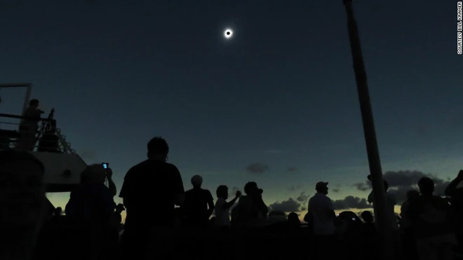 [Việt sub] Điều g&igrave; sẽ xảy ra với Tr&aacute;i Đất nếu hiện tượng nhật thực to&agrave;n phần diễn ra h&agrave;ng ng&agrave;y? - Ảnh 1.