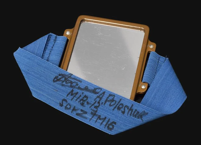 Phi h&agrave;nh gia của NASA vừa bước ch&acirc;n ra khỏi trạm vũ trụ ISS đ&atilde; gặp sự cố, l&agrave;m mất lu&ocirc;n chiếc gương đeo tay của m&igrave;nh - Ảnh 2.