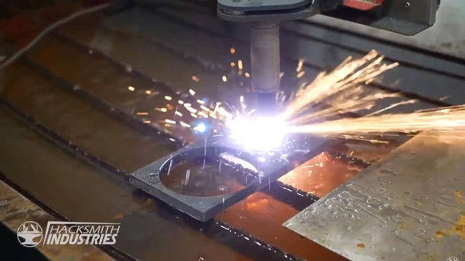 Fan Marvel chế tạo chiếc găng tay Iron Man c&oacute; thể ph&oacute;ng tia plasma si&ecirc;u n&oacute;ng để cắt kim loại cực ngọt, chẳng kh&aacute;c g&igrave; trong phim - Ảnh 2.