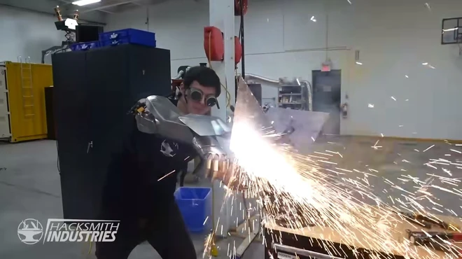 Fan Marvel chế tạo chiếc găng tay Iron Man c&oacute; thể ph&oacute;ng tia plasma si&ecirc;u n&oacute;ng để cắt kim loại cực ngọt, chẳng kh&aacute;c g&igrave; trong phim - Ảnh 3.