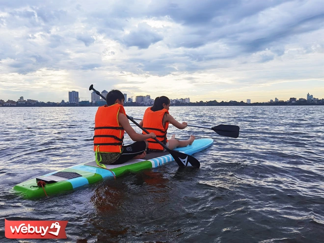Trải nghiệm ch&egrave;o thuyền SUP - nh&uacute;n nhảy mặt nước Hồ T&acirc;y giữa ng&agrave;y H&agrave; Nội 39 độ - Ảnh 1.