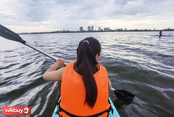 Trải nghiệm ch&egrave;o thuyền SUP - nh&uacute;n nhảy mặt nước Hồ T&acirc;y giữa ng&agrave;y H&agrave; Nội 39 độ - Ảnh 9.