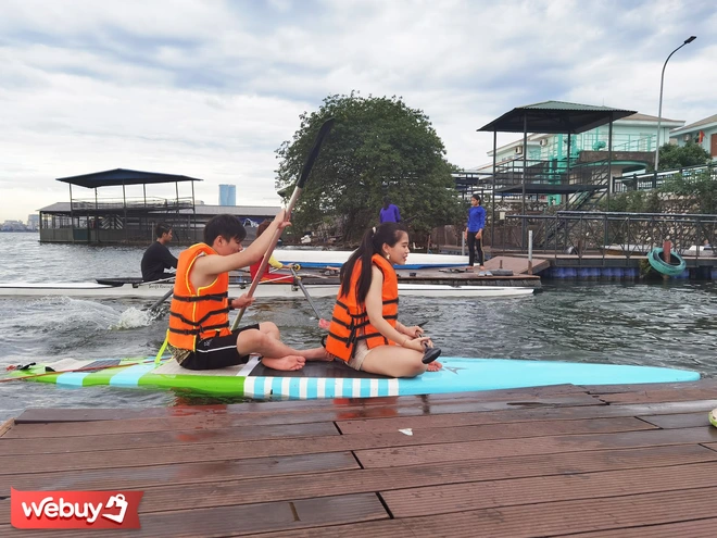 Trải nghiệm ch&egrave;o thuyền SUP - nh&uacute;n nhảy mặt nước Hồ T&acirc;y giữa ng&agrave;y H&agrave; Nội 39 độ - Ảnh 8.