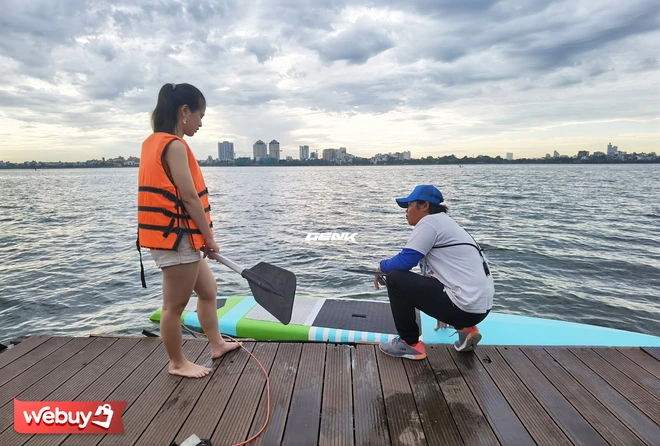 Trải nghiệm ch&egrave;o thuyền SUP - nh&uacute;n nhảy mặt nước Hồ T&acirc;y giữa ng&agrave;y H&agrave; Nội 39 độ - Ảnh 6.