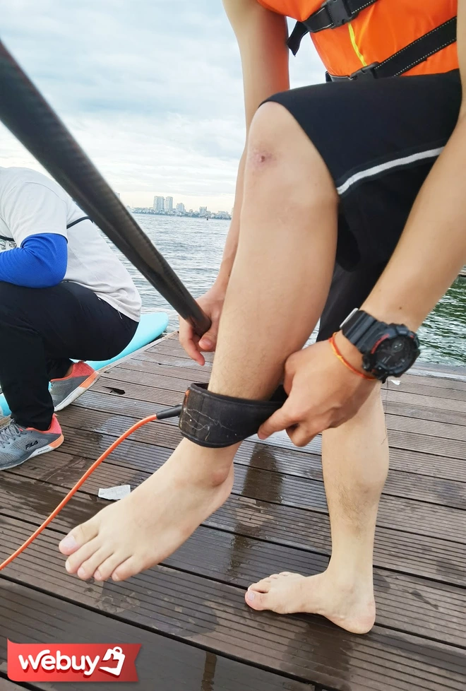 Trải nghiệm ch&egrave;o thuyền SUP - nh&uacute;n nhảy mặt nước Hồ T&acirc;y giữa ng&agrave;y H&agrave; Nội 39 độ - Ảnh 7.